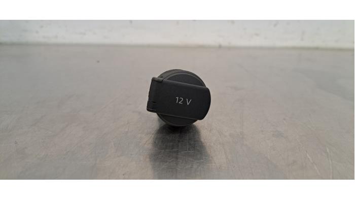 Używane Zlacze 12 volt Audi A3 Limousine (8VS/8VM) 1.6 30 TDI 16V Cena € 12,10 Z VAT oferowane przez Autohandel Didier