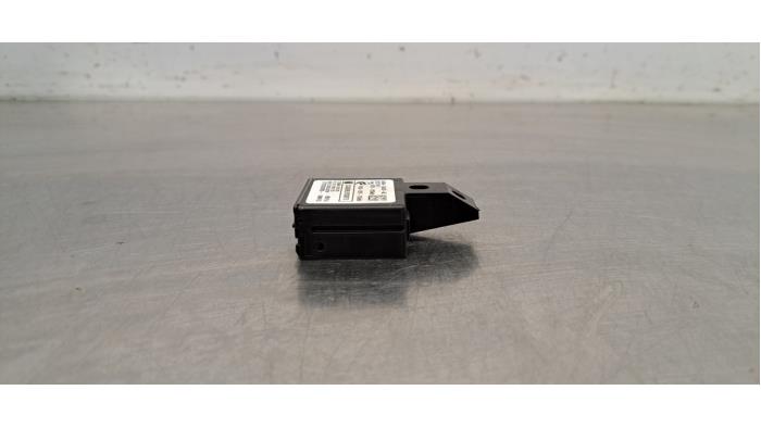 Używane Modul immobilizera Landrover Range Rover Velar (LY) 3.0 D300 AWD Cena € 18,15 Z VAT oferowane przez Autohandel Didier