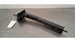 Usados Soporte de la parte delantera Peugeot 3008 III e-3008 210 73 kWh Precio € 66,55 IVA incluido ofrecido por Autohandel Didier