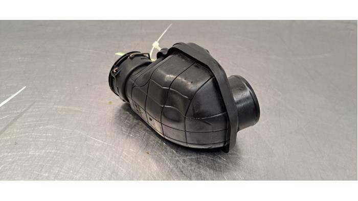 Intercooler Rohr van een Ford Puma 1.0 Ti-VCT EcoBoost mHEV 12V 2024