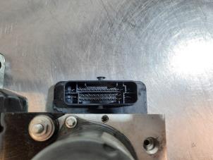 ABS-pump från en Renault Master III (EV/HV/UV/VA/VB/VD/VF/VG/VJ) 2.3 dCi 145 16V FWD 2022