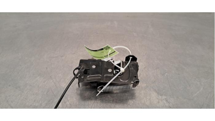 Używane Rygiel tylnej klapy Mini Mini (F56) 1.5 12V Cooper Cena € 30,25 Z VAT oferowane przez Autohandel Didier