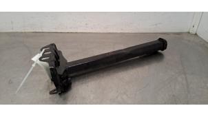 Usados Soporte de la parte delantera Peugeot 3008 II (M4/MC/MJ/MR) 1.5 BlueHDi 130 Precio € 66,55 IVA incluido ofrecido por Autohandel Didier