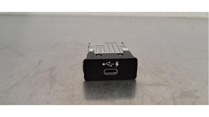 Używane Wtyczka USB BMW 4 serie (G23) M440i 48V 3.0 Turbo 24V Cena € 18,15 Z VAT oferowane przez Autohandel Didier