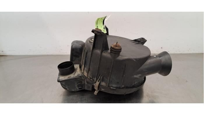 Begagnade Luftfilterhus Toyota Land Cruiser 90 (J9) 3.0 TD Pris € 60,50 Inklusive moms erbjuds av Autohandel Didier