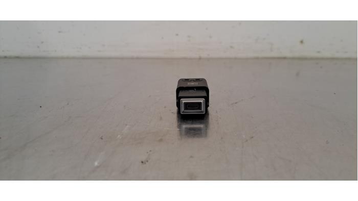 Używane Wtyczka USB Peugeot 2008 (UD/UK/UR/US/UX) e-2008 50 kWh Cena € 12,10 Z VAT oferowane przez Autohandel Didier