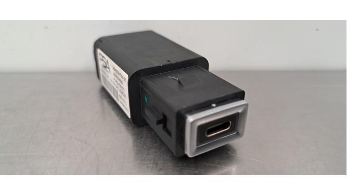 Używane Wtyczka USB Peugeot 2008 (UD/UK/UR/US/UX) e-2008 50 kWh Cena € 12,10 Z VAT oferowane przez Autohandel Didier