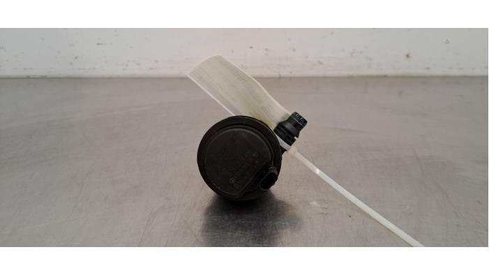 Begagnade Extra vattenpump Mercedes C Estate (S205) C-300de 2.0 Turbo 16V Pris € 48,40 Inklusive moms erbjuds av Autohandel Didier