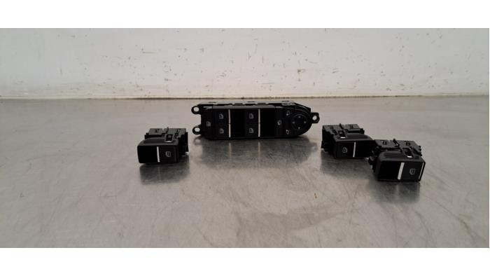 Usados Interruptor combinado de ventanillas Mazda CX-60 (KH) 3.3 e-SkyActiv-D MHEV Precio € 102,85 IVA incluido ofrecido por Autohandel Didier