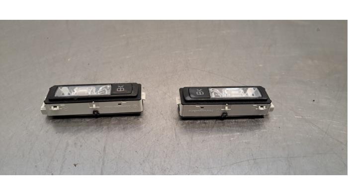 Używane Lampa Mercedes EQC (N293) 400 4-Matic 80 kWh Cena € 24,20 Z VAT oferowane przez Autohandel Didier