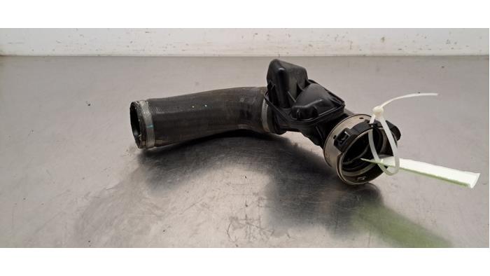 Gebrauchte Intercooler Schlauch Volvo XC60 II (UZ) 2.0 T5 16V AWD Preis € 36,30 Mit Mehrwertsteuer angeboten von Autohandel Didier