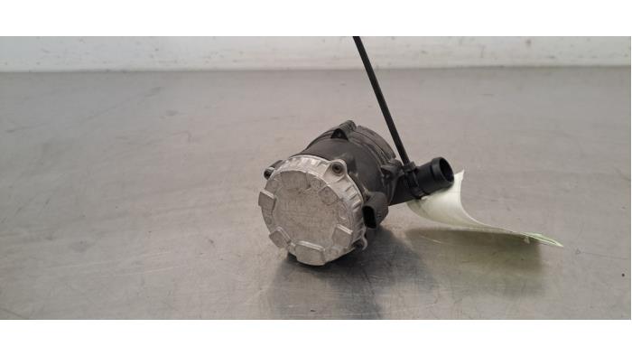 Begagnade Extra vattenpump Audi Q3 Sportback (F3N) 1.4 45 TFSIe 16V Pris € 30,25 Inklusive moms erbjuds av Autohandel Didier
