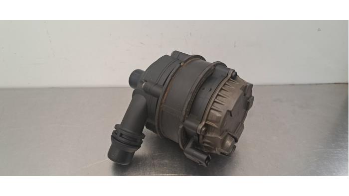 Begagnade Extra vattenpump BMW 3 serie (G20) 320i 2.0 TwinPower Turbo 16V Pris € 60,50 Inklusive moms erbjuds av Autohandel Didier