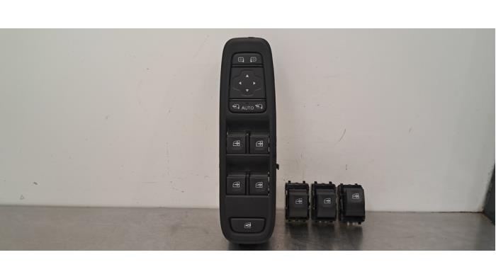 Usados Interruptor combinado de ventanillas Dacia Duster (SR) 1.3 TCE 150 16V 4x4 Precio € 60,50 IVA incluido ofrecido por Autohandel Didier