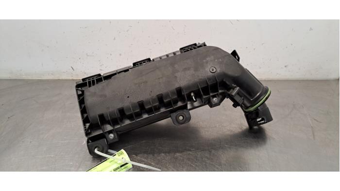 Begagnade Luftfilterhus Peugeot 3008 III 1.2 12V Hybrid 136 Pris € 48,40 Inklusive moms erbjuds av Autohandel Didier