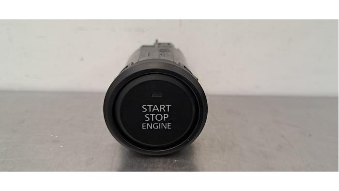 Używane Przelacznik Start/Stop Mazda CX-30 (DM) 2.0 e-SkyActiv-G 122 16V Cena € 30,25 Z VAT oferowane przez Autohandel Didier
