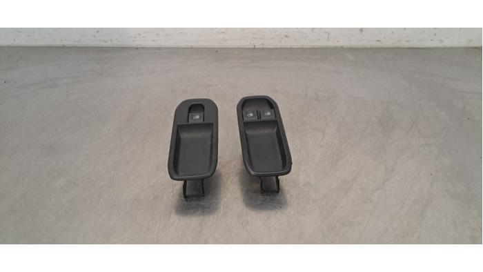 Używane Przelacznik combi okienny Renault Express 1.3 TCE 100 16V Cena € 24,20 Z VAT oferowane przez Autohandel Didier