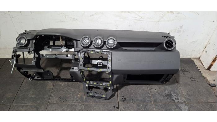 Usados Salpicadero Dacia Duster (SR) Precio € 399,30 IVA incluido ofrecido por Autohandel Didier