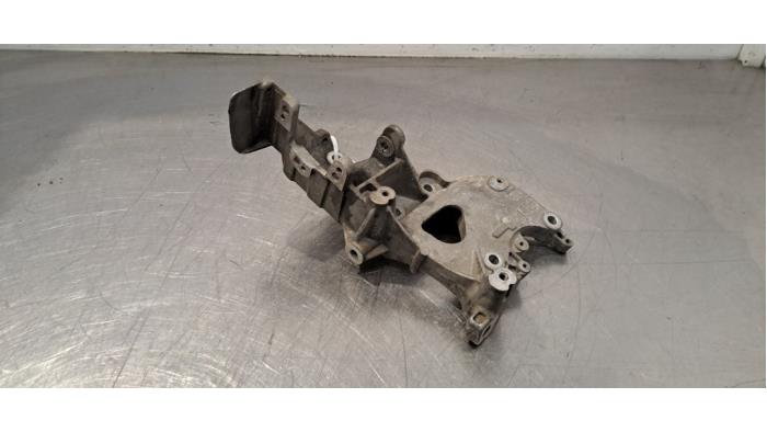 Usagé Support dynamo bas Opel Combo 1.6 CDTI 16V Prix € 48,40 Prix TTC proposé par Autohandel Didier