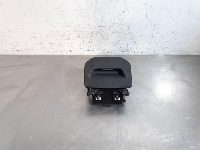 Używane Schowek BMW 1 serie (F40) 116d 1.5 12V TwinPower Cena € 36,30 Z VAT oferowane przez Autohandel Didier