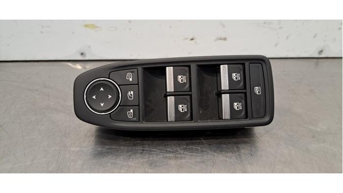 Usados Interruptor combinado de ventanillas Renault Megane E-Tech (RCB) 60 kWh Precio € 60,50 IVA incluido ofrecido por Autohandel Didier