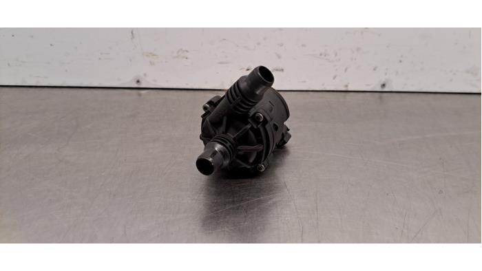 Begagnade Extra vattenpump BMW 1 serie (F40) M135i xDrive 2.0 TwinPower 16V Pris € 24,20 Inklusive moms erbjuds av Autohandel Didier