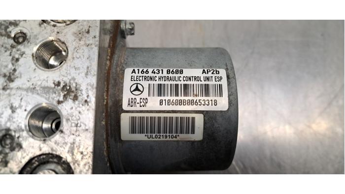 Bloc ABS d'un Mercedes-Benz GLE (W166) 250d 2.0 4-Matic 2021