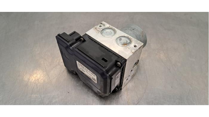Bloc ABS d'un Mercedes-Benz GLE (W166) 250d 2.0 4-Matic 2021