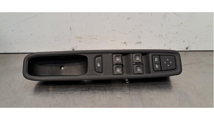 Usados Interruptor combinado de ventanillas Dacia Jogger 1.0 TCe 110 12V Precio € 84,70 IVA incluido ofrecido por Autohandel Didier