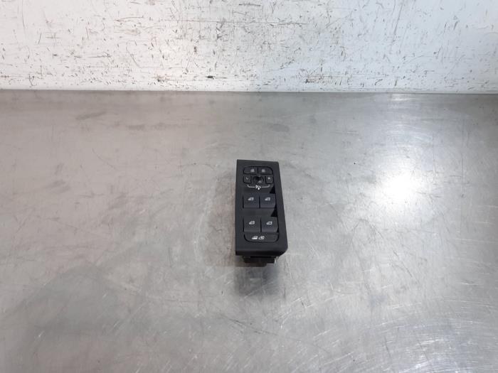 Usados Interruptor combinado de ventanillas Volvo XC40 (XZ) 1.5 T3 Twin Engine 12V Precio € 48,40 IVA incluido ofrecido por Autohandel Didier
