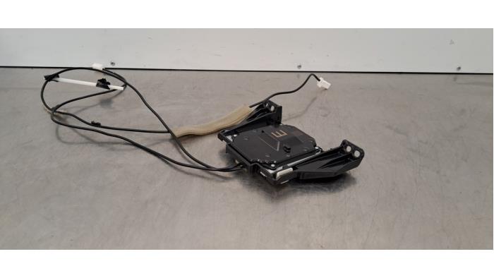 Używane Antena GPS Toyota Yaris IV (P21/PA1/PH1) 1.5 12V Hybrid 115 Cena € 60,50 Z VAT oferowane przez Autohandel Didier