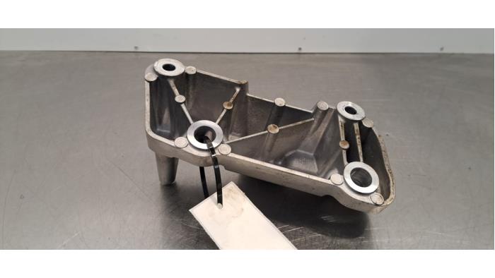 Engine mount from a Volvo XC40 (XZ) Recharge Twin 78 kWh 2021