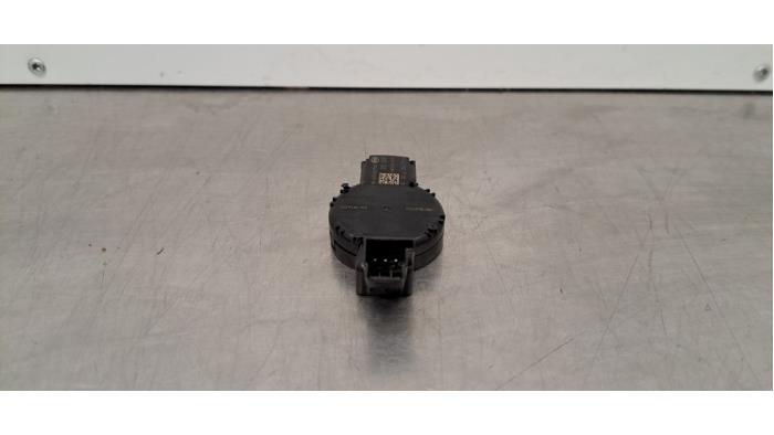 Regnsensor från en Mercedes-Benz CLA (118.3) 1.3 CLA-180 Turbo 16V 2020