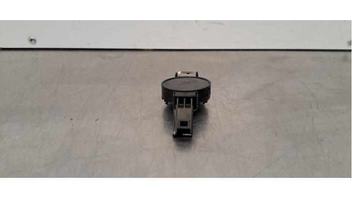 Regnsensor från en Mercedes-Benz CLA (118.3) 1.3 CLA-180 Turbo 16V 2020