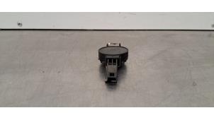Regnsensor från en Mercedes-Benz CLA (118.3) 1.3 CLA-180 Turbo 16V 2020