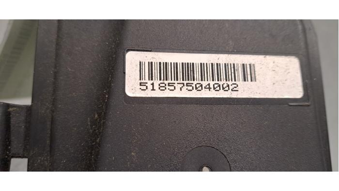 Resonance housing BMW X5 xDrive 30d 3.0 24V - 13718575040