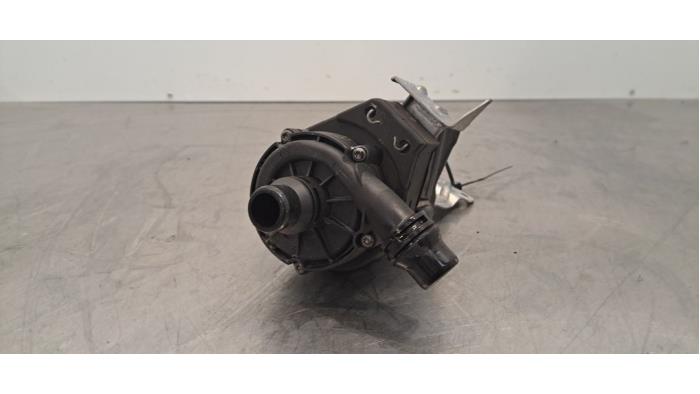 Begagnade Extra vattenpump BMW 7 serie (G11/12) 740e,Le Pris € 102,85 Inklusive moms erbjuds av Autohandel Didier