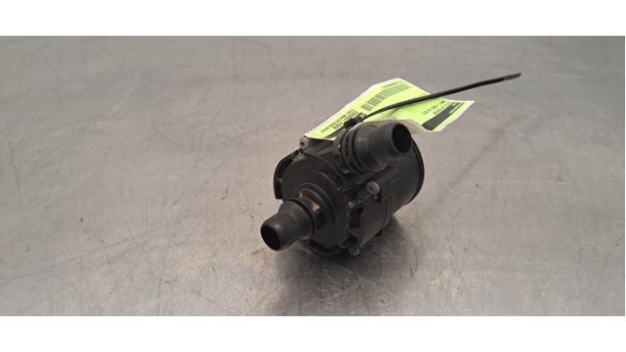 Begagnade Extra vattenpump BMW 7 serie (G11/12) 740e,Le Pris € 48,40 Inklusive moms erbjuds av Autohandel Didier