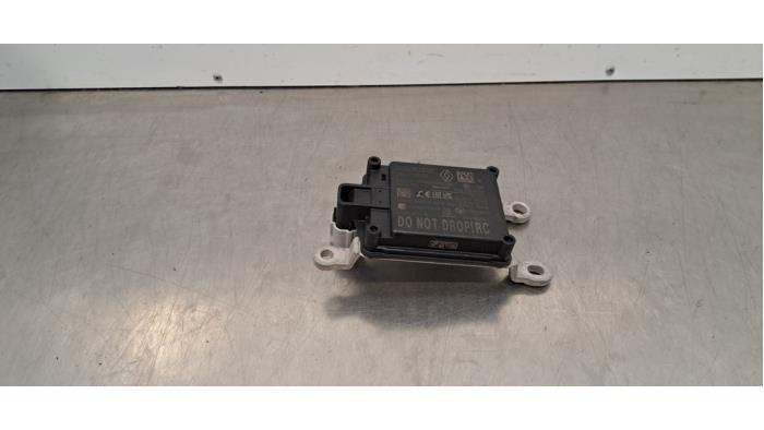 Begagnade Farthållarsensor Renault Clio V (RJAB) 1.6 E-Tech 145 16V Pris € 199,65 Inklusive moms erbjuds av Autohandel Didier