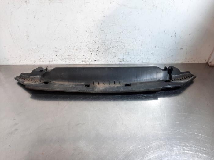 Usados Parachoque placa base Mazda 2 (DJ/DL) 1.5 SkyActiv-G 90 Precio € 102,85 IVA incluido ofrecido por Autohandel Didier