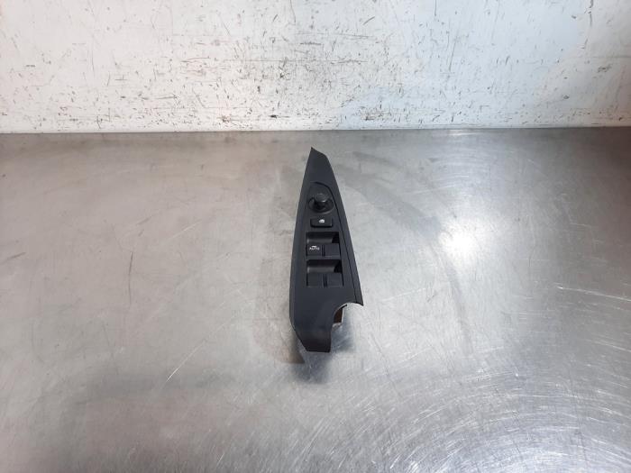 Usados Interruptor combinado de ventanillas Mazda 2 (DJ/DL) 1.5 SkyActiv-G 90 Precio € 48,40 IVA incluido ofrecido por Autohandel Didier