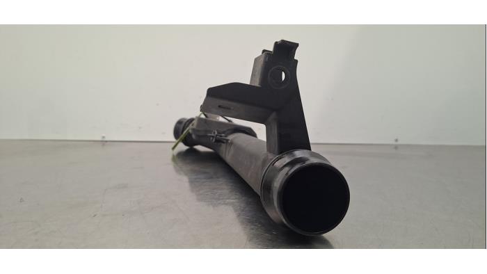 Intercooler Rohr van een Peugeot 408 1.6 16V HYbrid 180 2023
