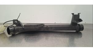 Intercooler Rohr van een Peugeot 408 1.6 16V HYbrid 180 2023