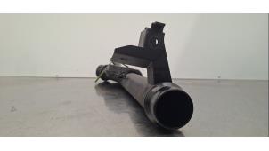Intercooler Rohr van een Peugeot 408 1.6 16V HYbrid 180 2023