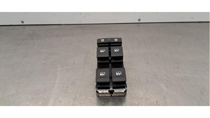 Usados Interruptor combinado de ventanillas Audi Q4 (F4B) 45 e-tron 82 kWh Precio € 30,25 IVA incluido ofrecido por Autohandel Didier