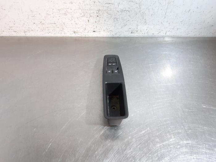 Usados Interruptor combinado de ventanillas Renault Master IV 2.0 Blue dCi 170 Precio € 48,40 IVA incluido ofrecido por Autohandel Didier