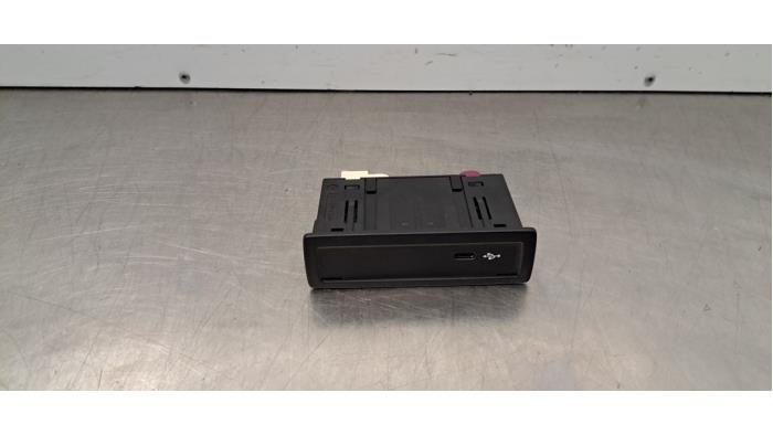 Używane Wtyczka USB Mercedes GLB (247.6) 2.0 GLB-180d Cena € 18,15 Z VAT oferowane przez Autohandel Didier
