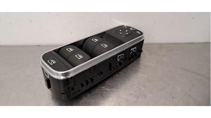 Usados Interruptor combinado de ventanillas Mercedes GLB (247.6) 2.0 GLB-180d Precio € 60,50 IVA incluido ofrecido por Autohandel Didier