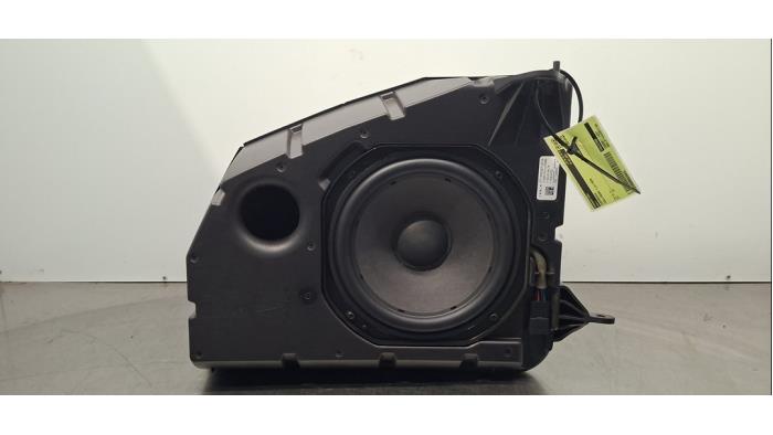 Używane Subwoofer Tesla Model Y (5YJY) Long Range,Performance Cena € 199,65 Z VAT oferowane przez Autohandel Didier