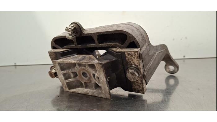 Used Engine mount Renault Master III (FV) 2.3 dCi 145 16V FWD Price € 36,30 Inclusive VAT offered by Autohandel Didier